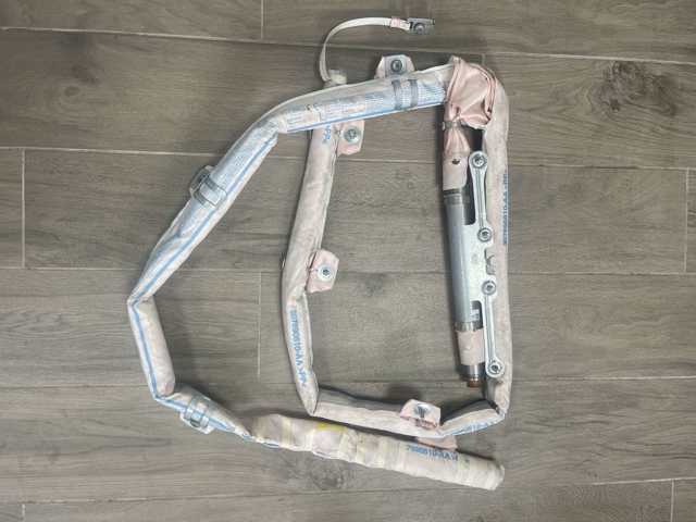 Левая шторка безопасности LR043057 LAND ROVER