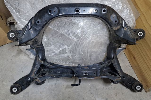 Поперечина задней подвески 5120642090 TOYOTA