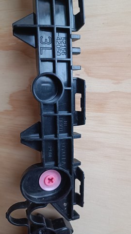 Левый кронштейн заднего бампера 5215642050 TOYOTA