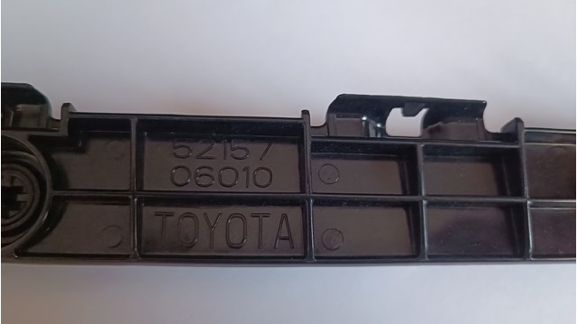 Направляющая заднего бампера, правая 5215706010 TOYOTA