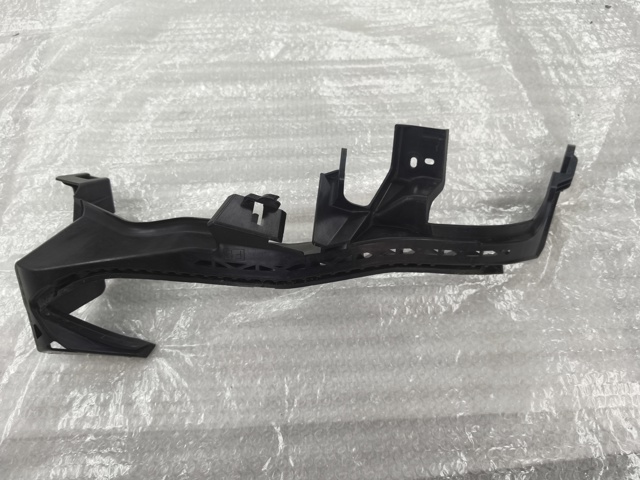 Правое крепление переднего бампера 57707FL000 SUBARU