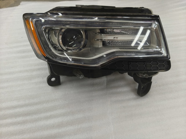 Фара правая 68111000AF CHRYSLER
