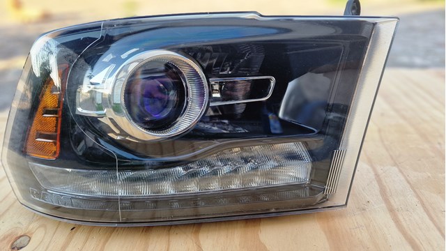 Фара передняя правая 68324932AD CHRYSLER
