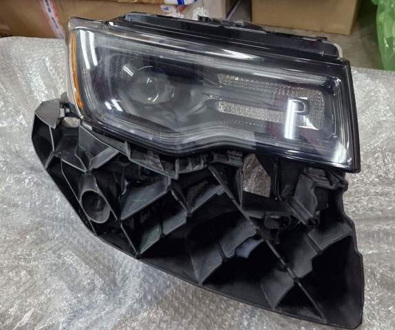 CHRYSLER 68426872AB Правая фара в наличии Павлоград