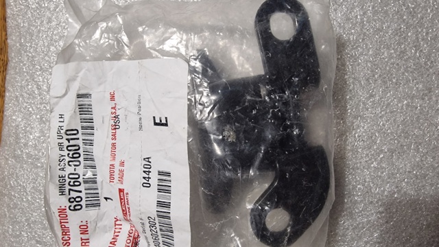 Петля задней двери, левой 6876006010 TOYOTA