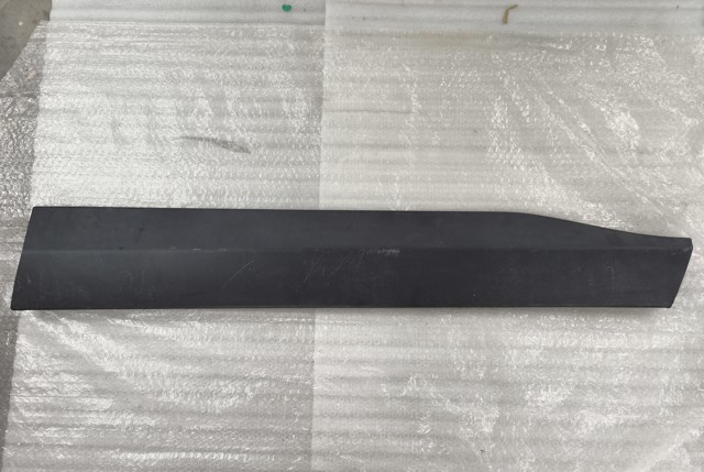 Молдинг передней правой двери, нижний 750730R070 TOYOTA