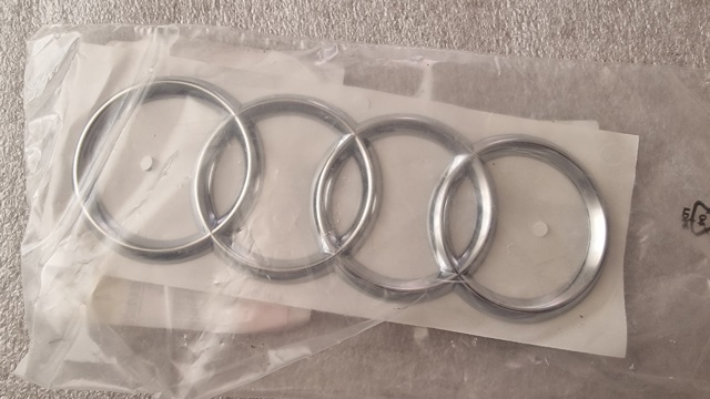 Фирменный значек на багажник 8T0853742B2ZZ VAG