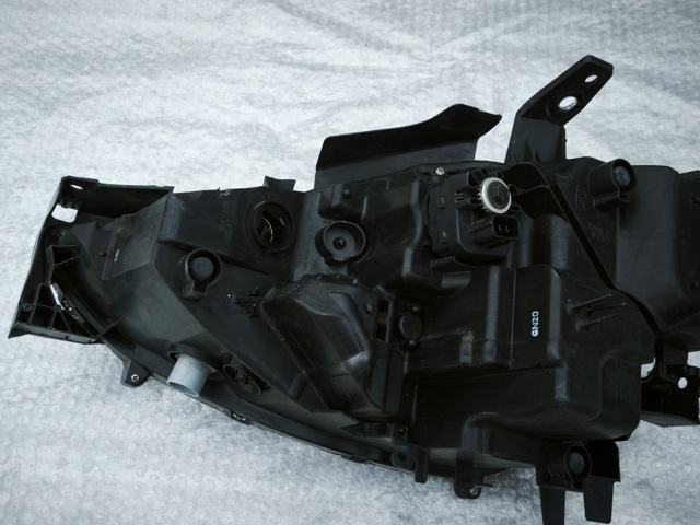 MAZDA KB8A51030 Правая фара в наличии Харьков