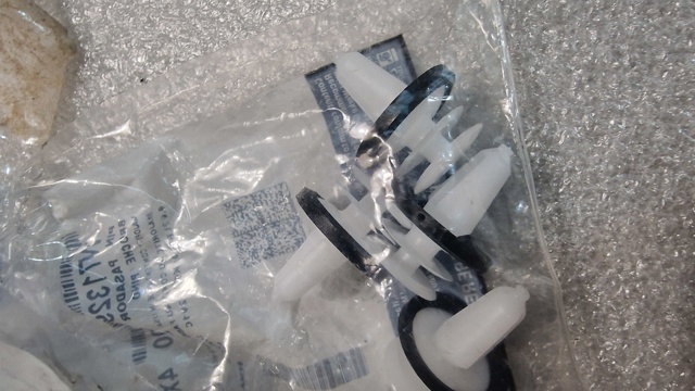 Пистон (клип) крепления обшивки двери W713297S300 FORD