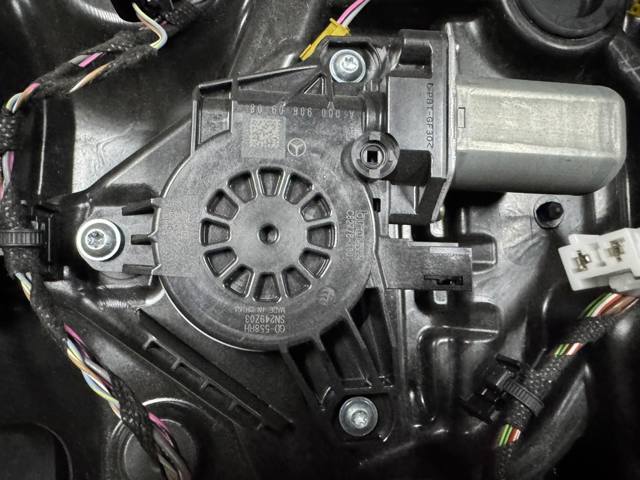 Мотор стеклоподъемника двери задней, правой A0009060908 MERCEDES