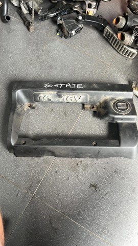 Декоративна кришка двигуна