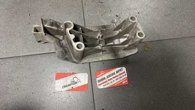 Кронштейн подушки (опори) двигуна, правої — фото 3