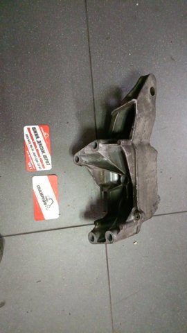 Кронштейн подушки (опори) двигуна, правої — фото 19