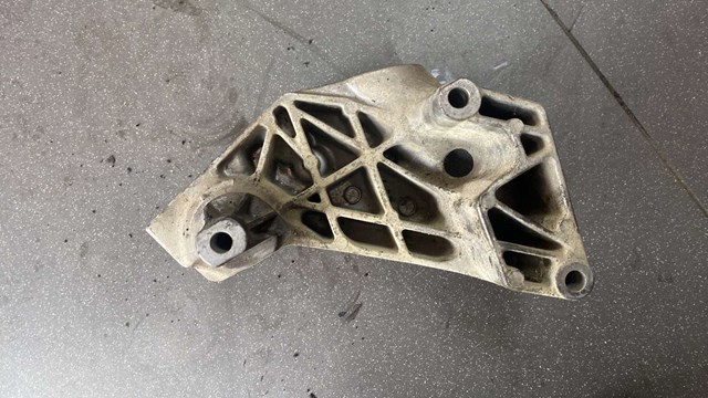 Кронштейн подушки (опоры) двигателя правой