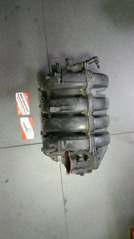 Колектор впускний