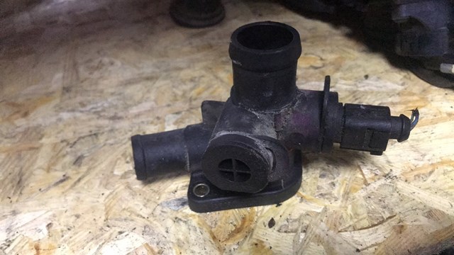 Фланец системы охлаждения (тройник)