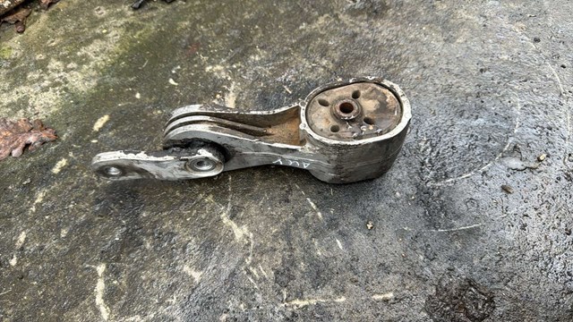 Подушка (опора) двигателя задняя