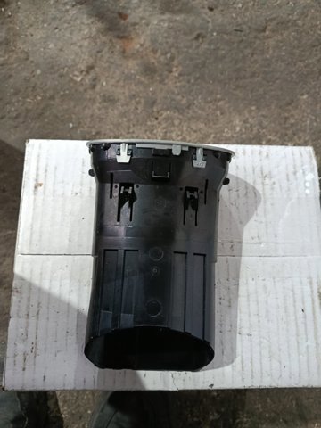 Решітка вентиляції салону на торпедо — фото 8