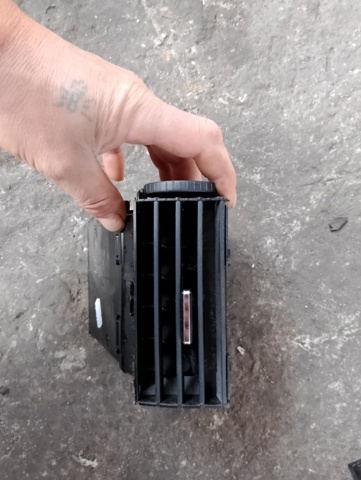 Решітка вентиляції салону на торпедо