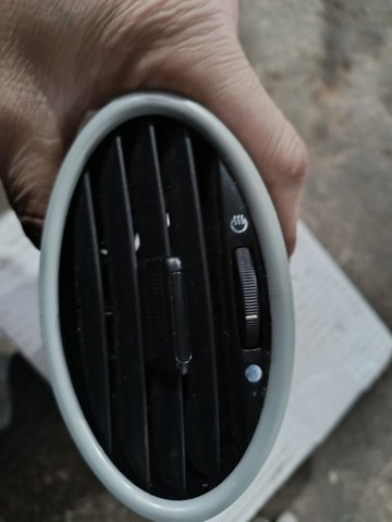 Решітка вентиляції салону на торпедо — фото 7