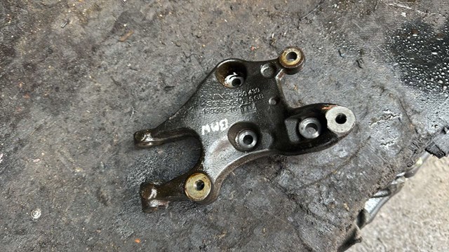 Кронштейн кріплення двигуна