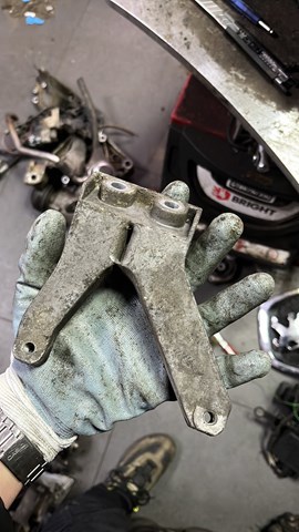 Кронштейн двигателя