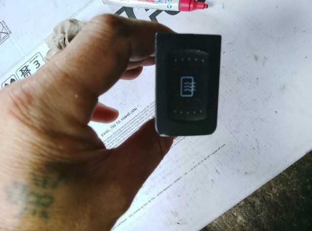 Кнопка вмикання обігріву заднього скла — фото 3