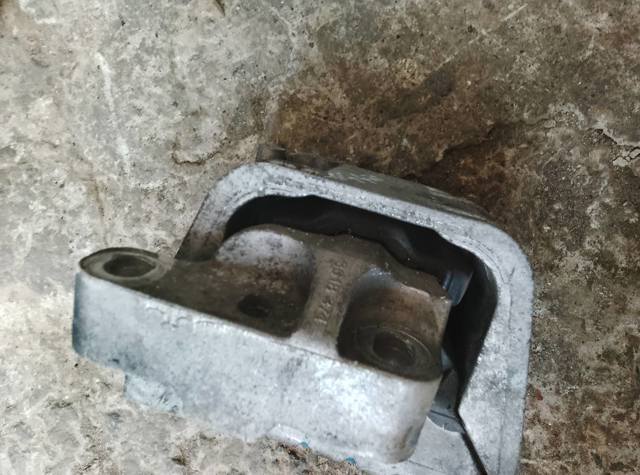 Подушка (опора) двигуна, права — фото 6