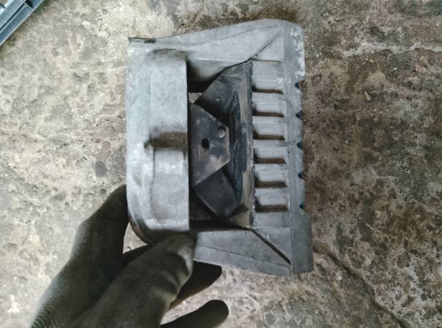 Подушка (опора) двигуна, права — фото 9