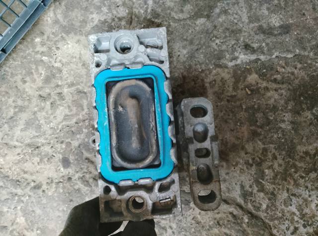 Подушка (опора) двигуна, права — фото 12