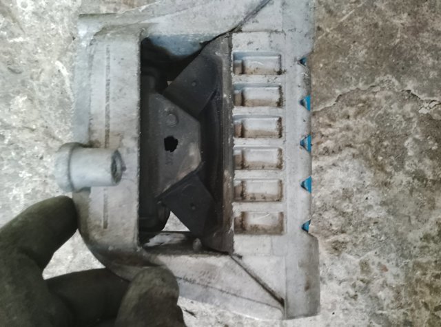 Подушка (опора) двигуна, права — фото 2