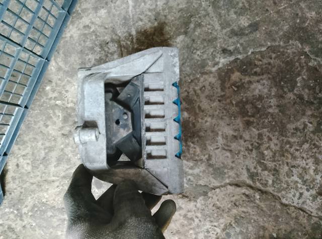 Подушка (опора) двигуна, права — фото 13