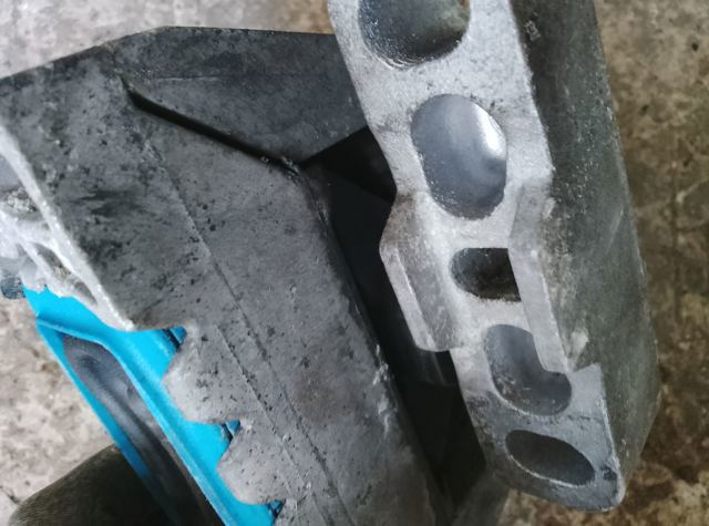 Подушка (опора) двигуна, права — фото 5