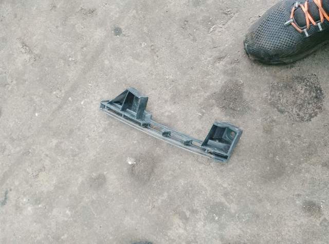 Кронштейн бампера переднього, правий — фото 2