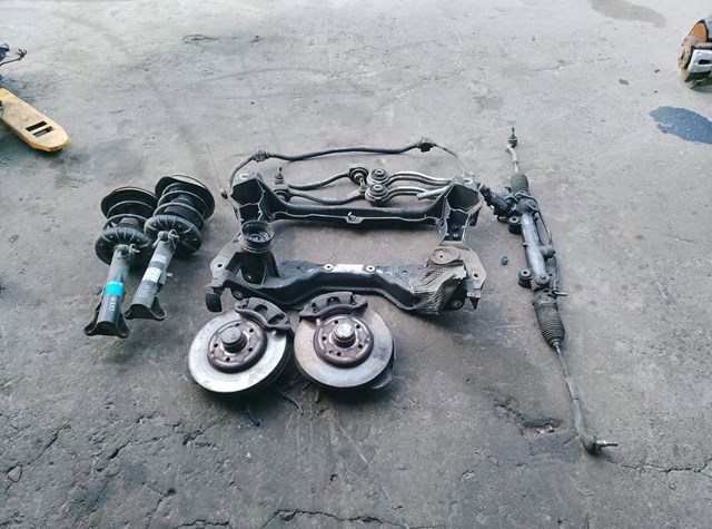 Цапфа (поворотный кулак) передний левый