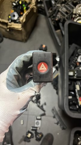 вмикач аварійки