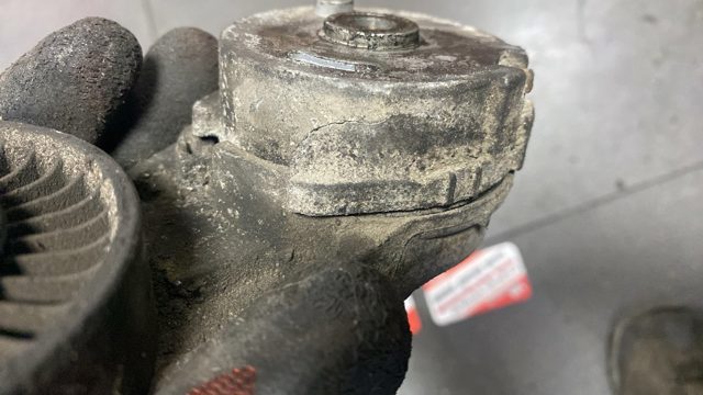 Натягувач приводного ременя (тріщина) — фото 4