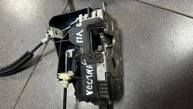 Замок двери передней левой