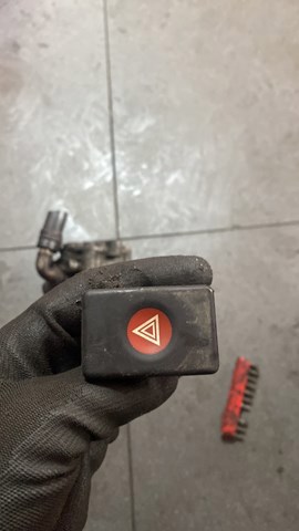 Вмикач аварійних ліхтарів