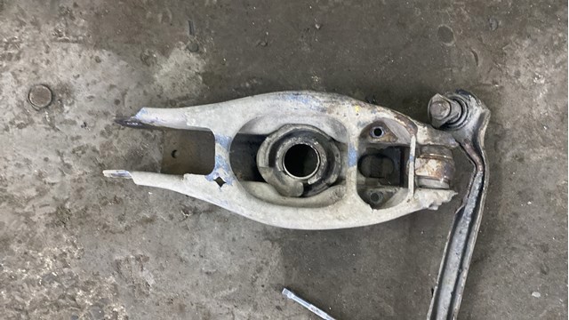 Рычаг задней подвески нижний левый/правый