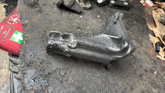 Кронштейн подушки (опоры) двигателя правой — фото 2