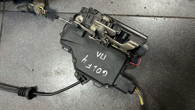 Замок двери передней левой