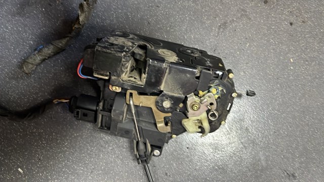 Замок двери передней левой