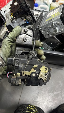 Замок двери передней правой — фото 2