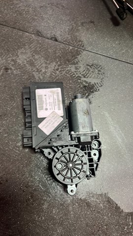 Мотор стеклоподъемника двери задней левой