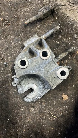 Кронштейн двигателя