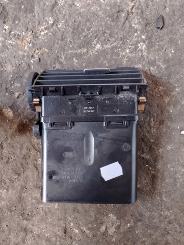 Решітка вентиляції салону на торпедо — фото 3