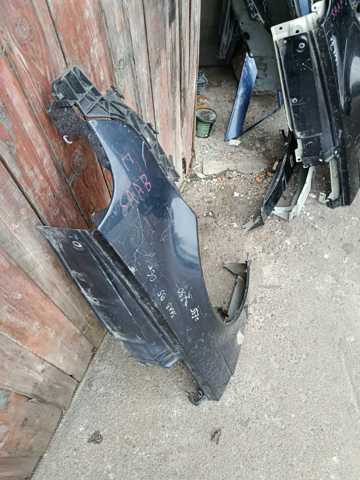 Крило переднє праве