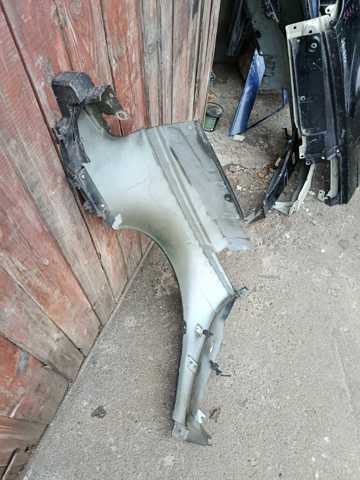 Крило переднє праве