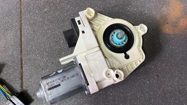 Мотор стеклоподъемника двери задней левой — фото 2